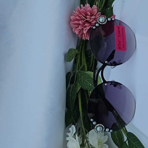 NWT SMOKEY BETSEY JOHNSON SUNGLASSES - Picture 2 of 4